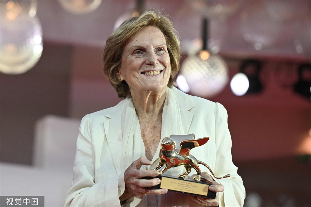 第80届威尼斯电影节终身成就金狮奖获奖者莉莉安娜·卡瓦尼手捧奖杯.