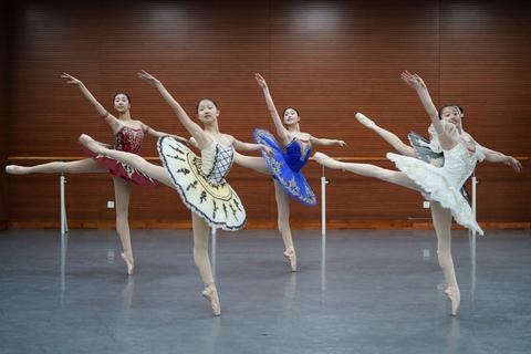 5月30日,辽宁芭蕾舞团附属芭蕾舞蹈学校五年级的学生在上芭蕾课.