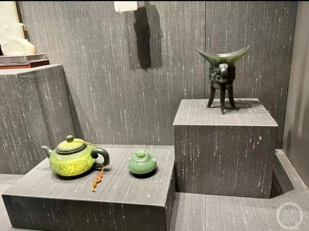 网友在大英博物馆参观时拍摄的薄胎玉壶.