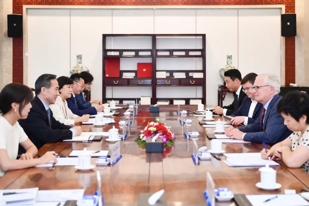 中國貿促會會長任鴻斌會見美國半導體行業協會總裁約翰·諾伊弗 - 新浪香港