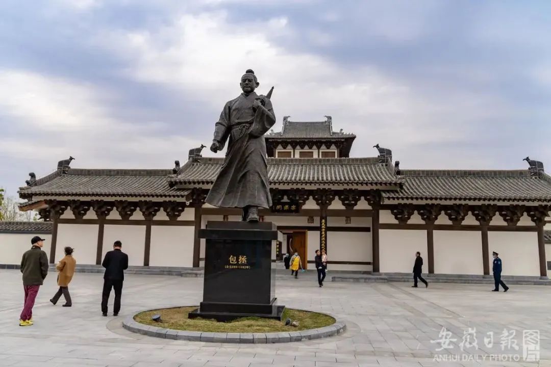 位于合肥市肥东县包公镇的包公故里文化园内38岁时的包拯塑像.