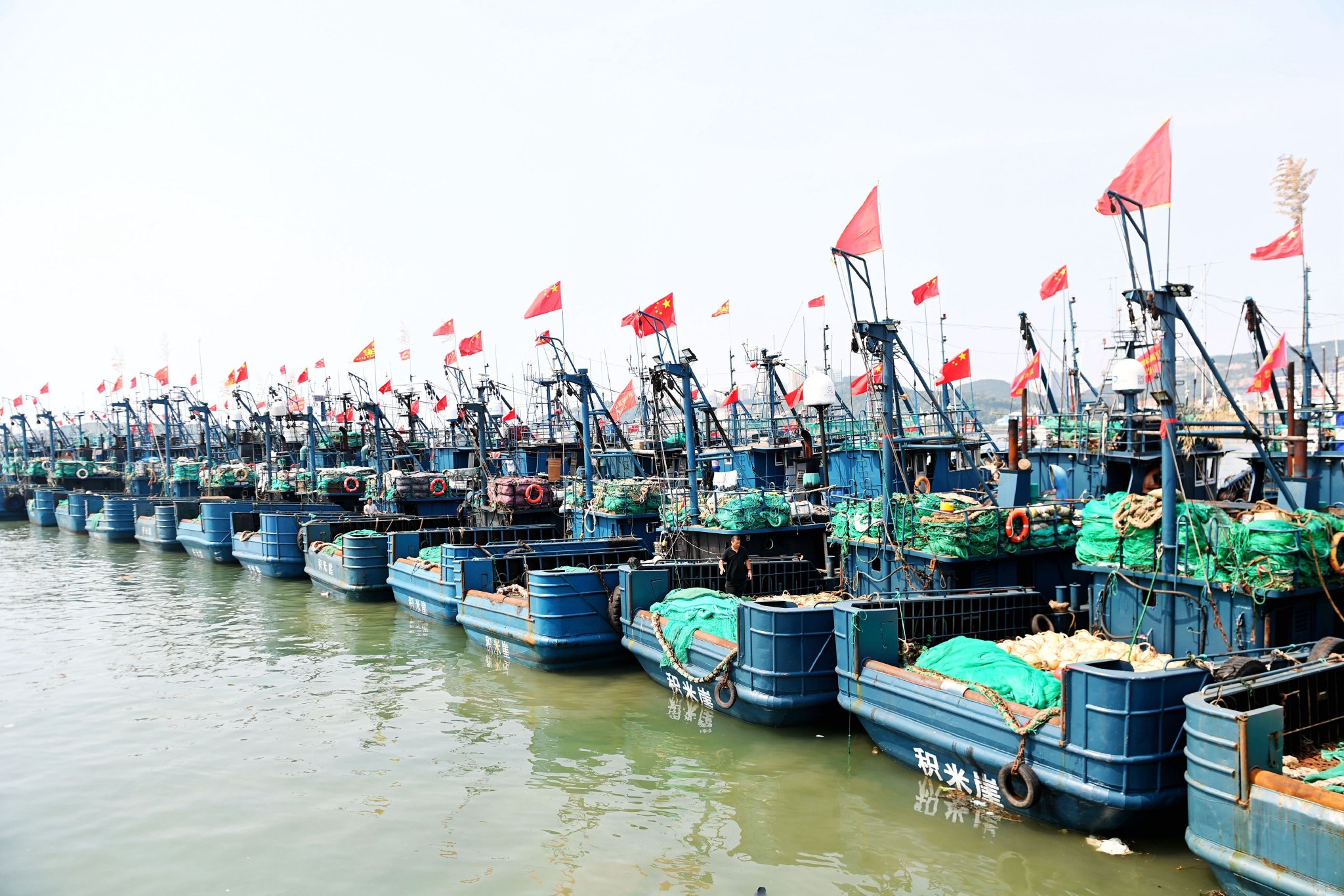 9月1日,青岛积米崖渔港,整装待发的渔船.俞方平 摄
