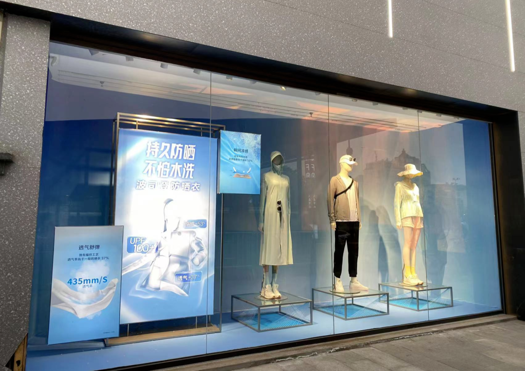 防晒服为今年春夏波司登主推业务,橱窗展示面积非常大