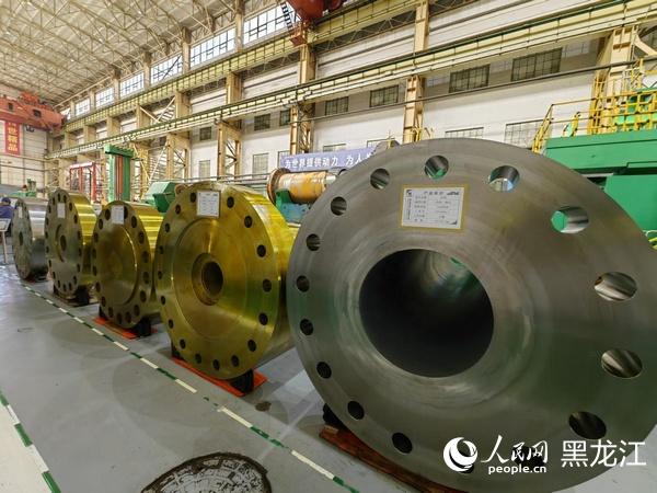 哈电集团哈尔滨电机厂有限责任公司水电分厂内,已经完工的一批水轮机