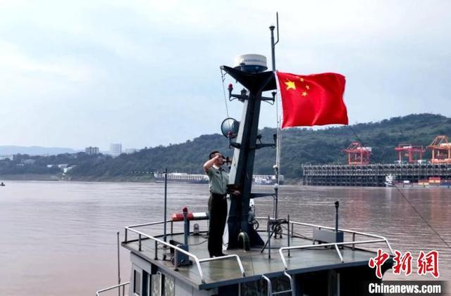 武警重庆总队船艇支队退役士兵向国旗敬礼. 徐优 摄