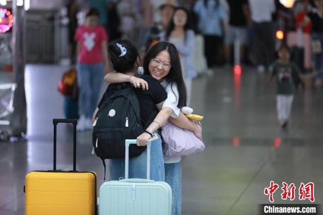 图为南昌车站旅客拥抱告别.张杰 摄