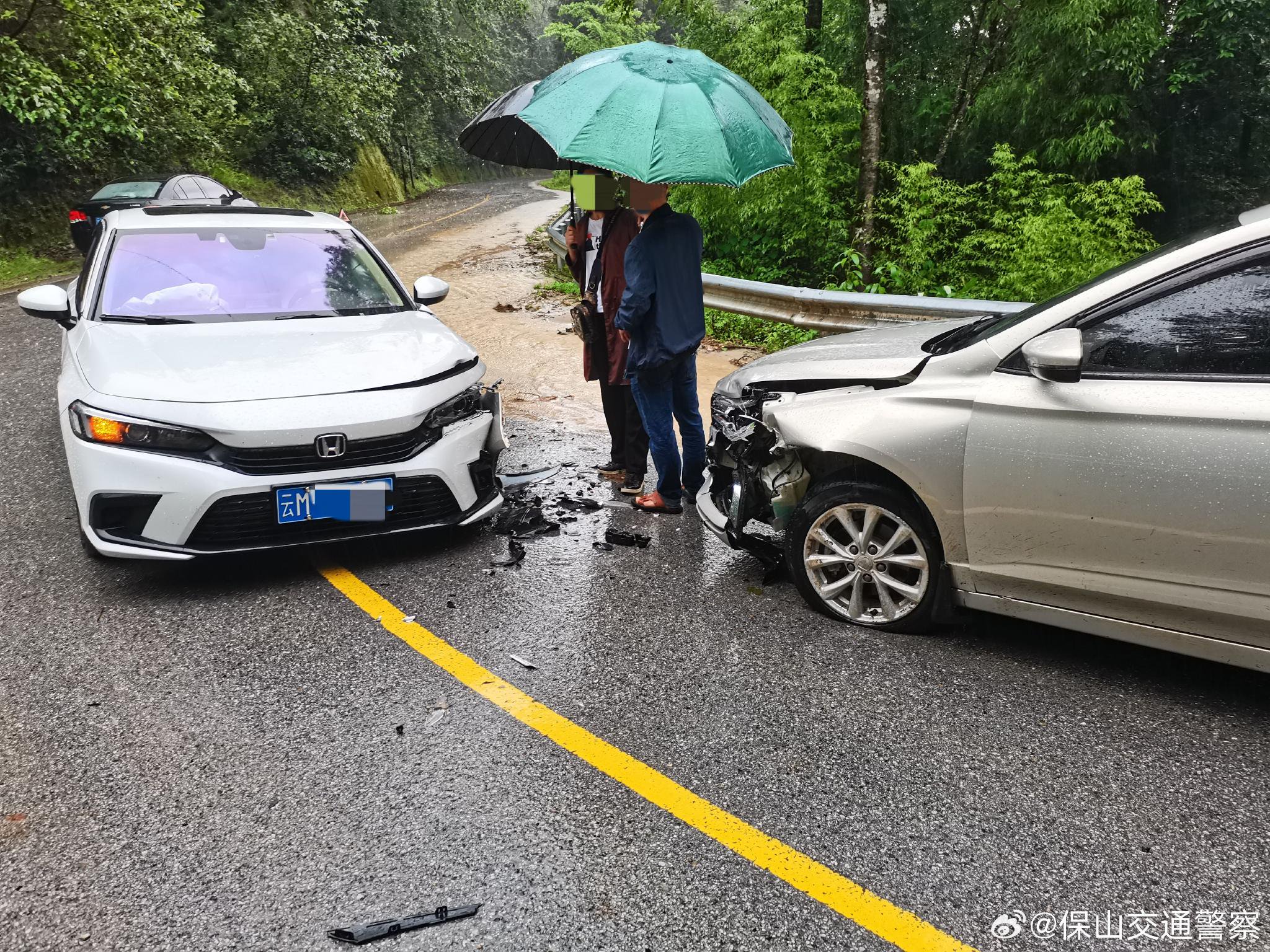 雨天交通事故图片