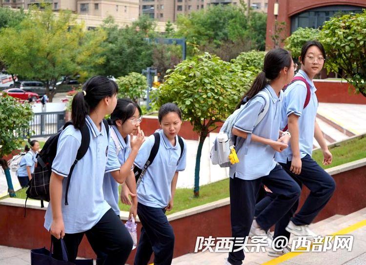 一大早,西安市曲江第二中学的学生们欢乐地步入校园.