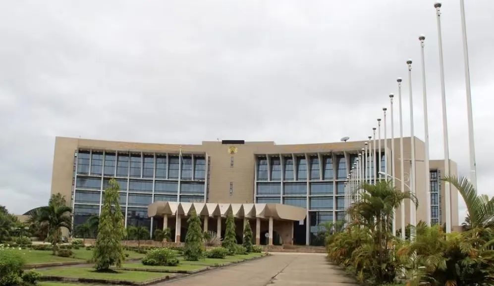 2016年4月10日,在加蓬首都利伯维尔拍摄的加蓬国民议会大厦外景.