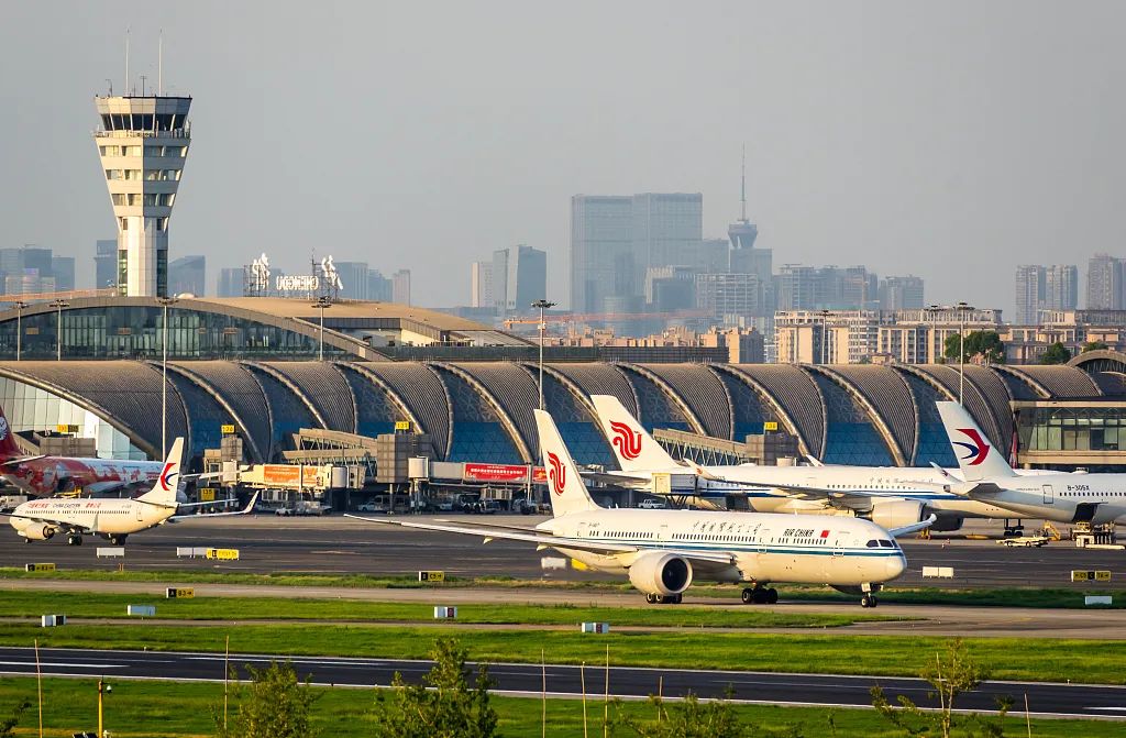 夕阳下的成都双流国际机场(图源:视觉中国)