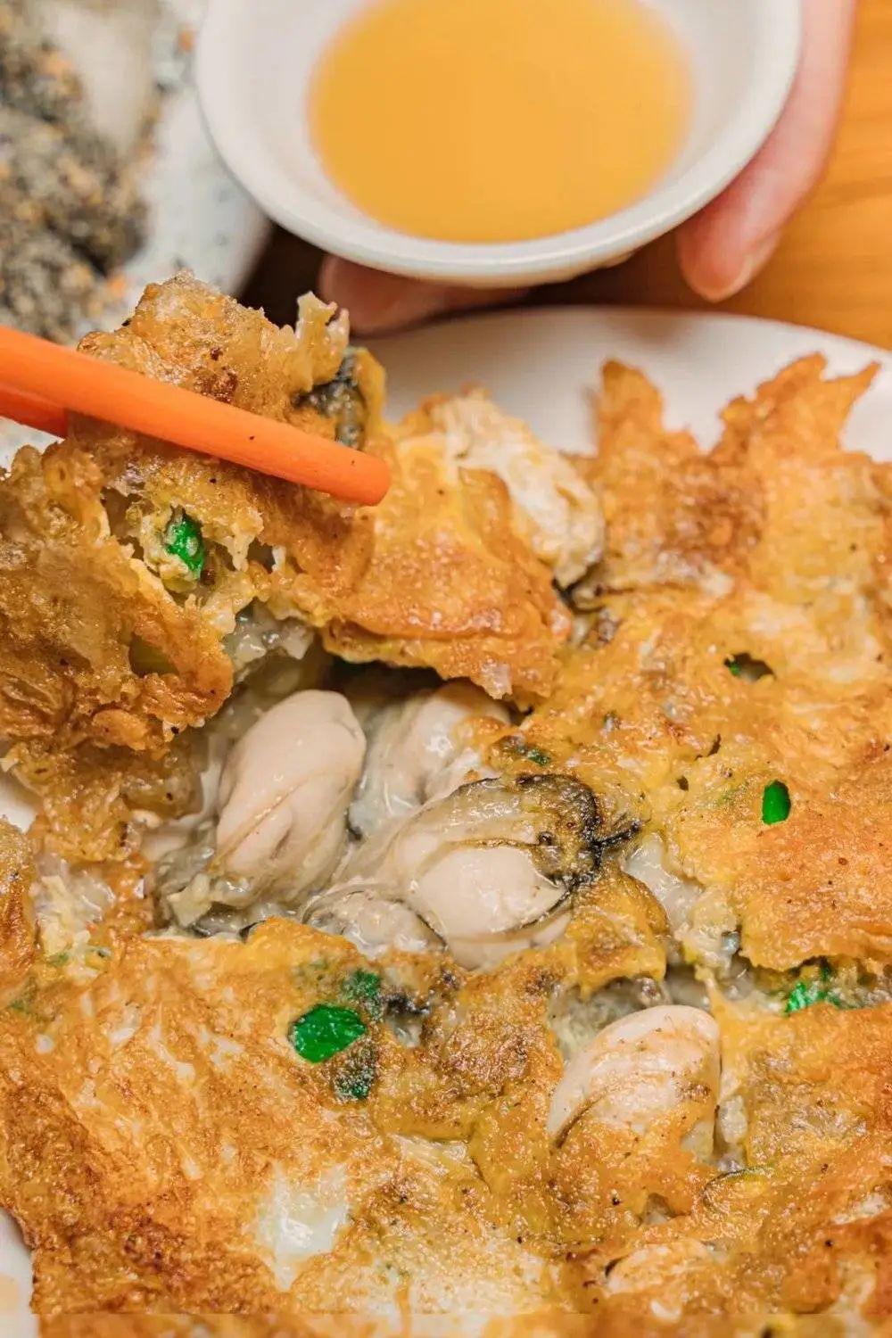 份量太足的蚝烙,被夹起来时蚝肉甚至会掉下来.