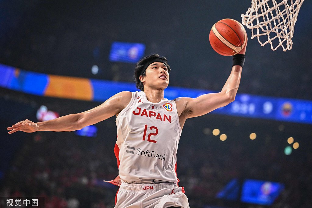 日本队的nba球星渡边雄太在比赛中扣篮.