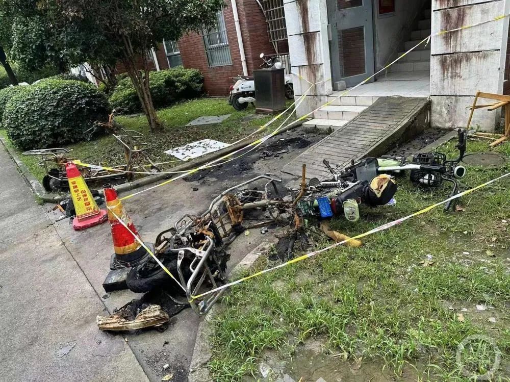 今年6月小区曾发生电动车起火事件.受访者供图