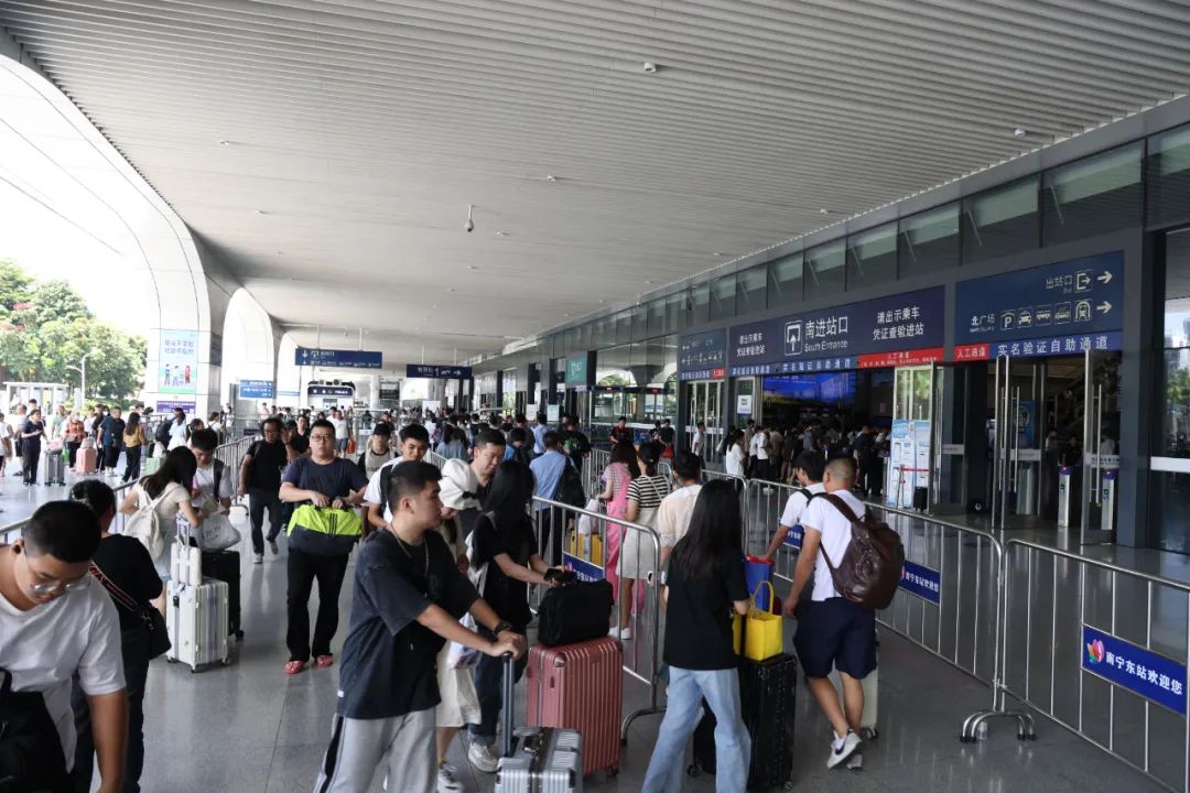 南宁东站旅客有序进站.封荣权 摄