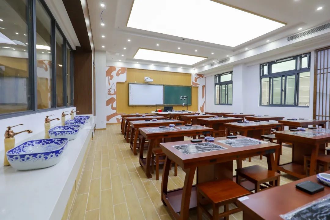 水丰路小学书法教室古色古香,一旁还配备了青花瓷洗手池.