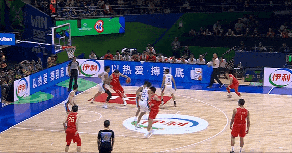 周琦篮下强打得手，但随后受伤。