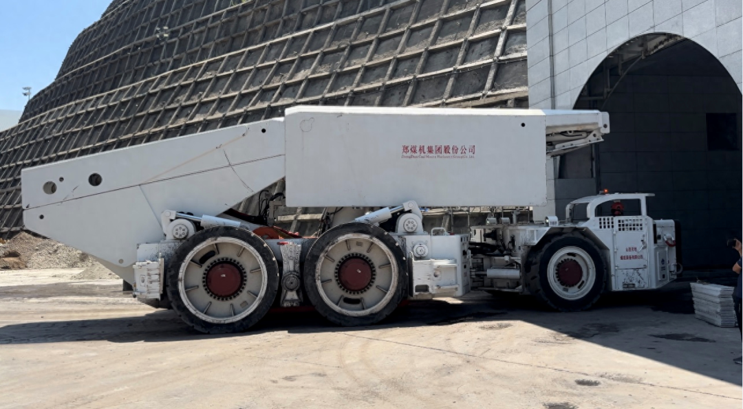 WCJ100Y支架搬运车搬运100吨级液压支架。