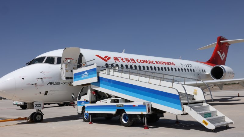 首架国产支线客机环疆行 各地"过水门"迎接|融媒体_新浪财经_新浪网