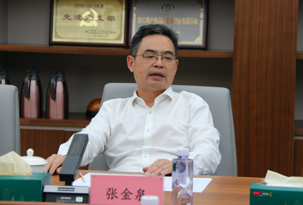 四川省商务厅长徐一心一行到访中国酒业协会