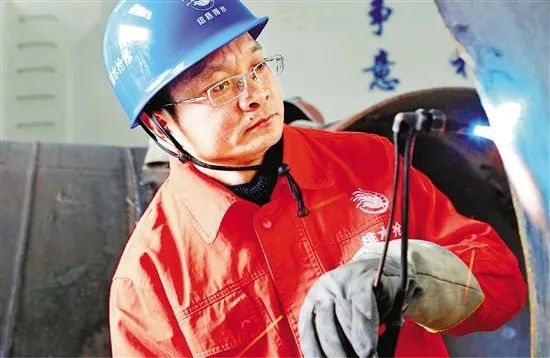 全省首个破格获得正高级工程师职称的一线焊工丁卫松