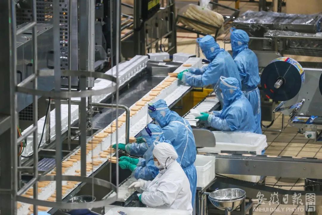 工人正在生产冰淇淋、鲜奶等产品。王文生 王世斌 摄