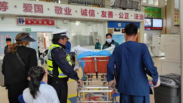 男子发生交通事故头部受伤,交警争分夺秒开道护送|交通事故_新浪财经