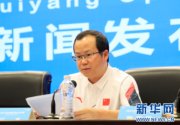 贵阳市政府副秘书长汪杰介绍赛事筹备情况.新华网发(李涛涛 摄)