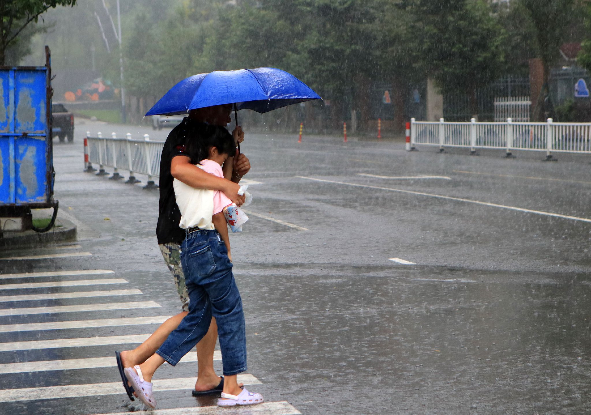 2023年9月3日,浙江台州,市民在暴雨中行走. 视觉中国 图