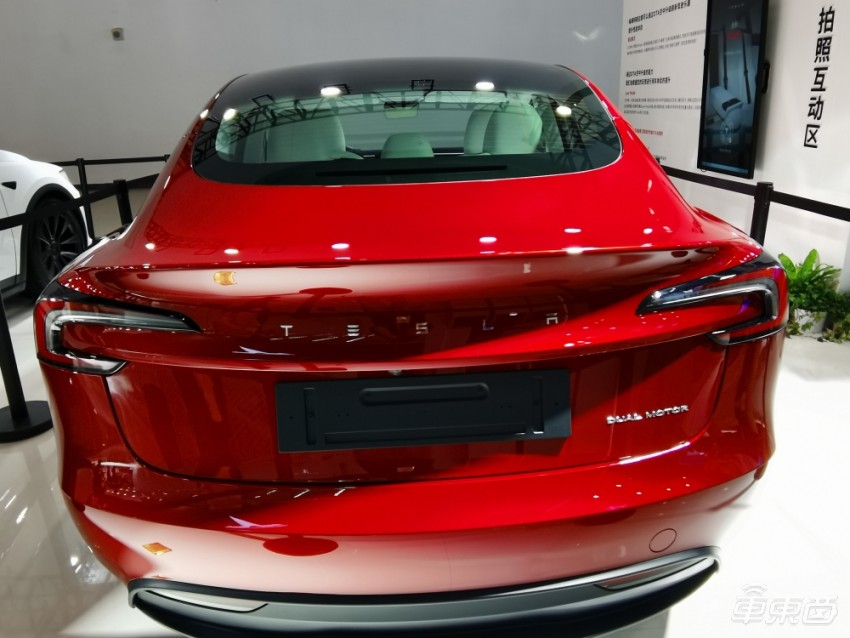 实拍特斯拉新款Model 3:升级20余处,还能成神车吗?-新浪汽车