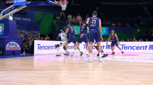 奥莫特肘击西马尼奇。