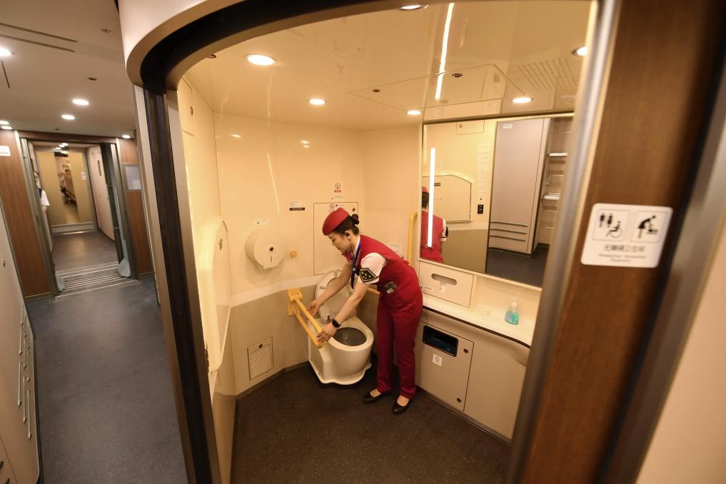 9月4日,福厦高铁"复兴号"智能动车组列车长余艳在介绍无障碍卫生间