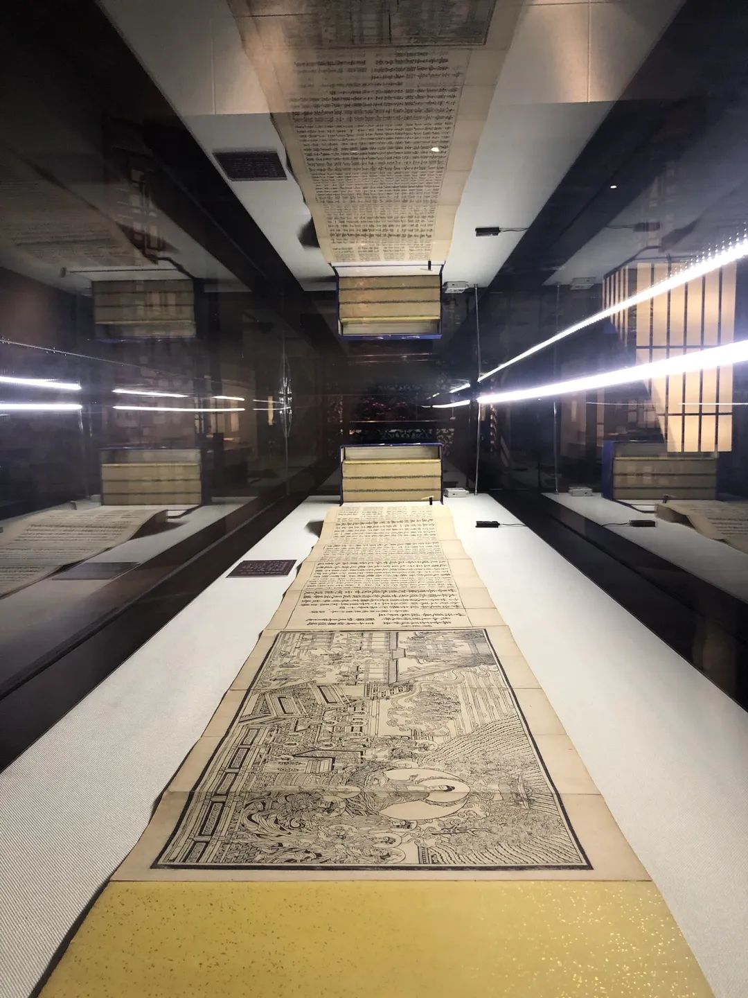 天津博物馆首次展出宋版《妙法莲华经》等古籍珍品_新浪财经_新浪网