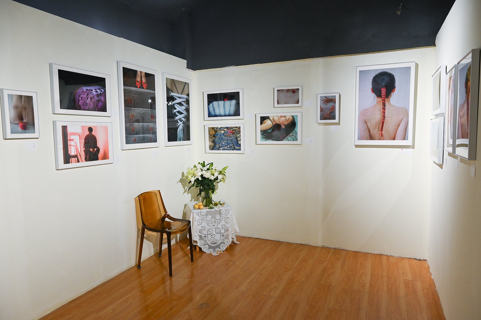 展览现场"抵达——女摄影师十人联展",2023年9月3日,大理