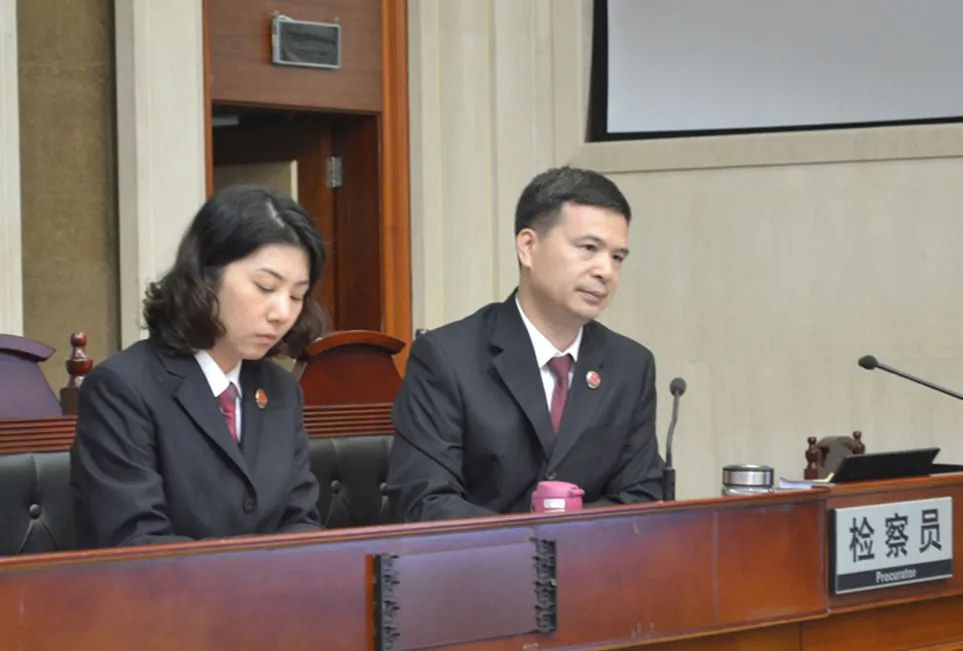 检察官何雄伟(右)在法庭上.