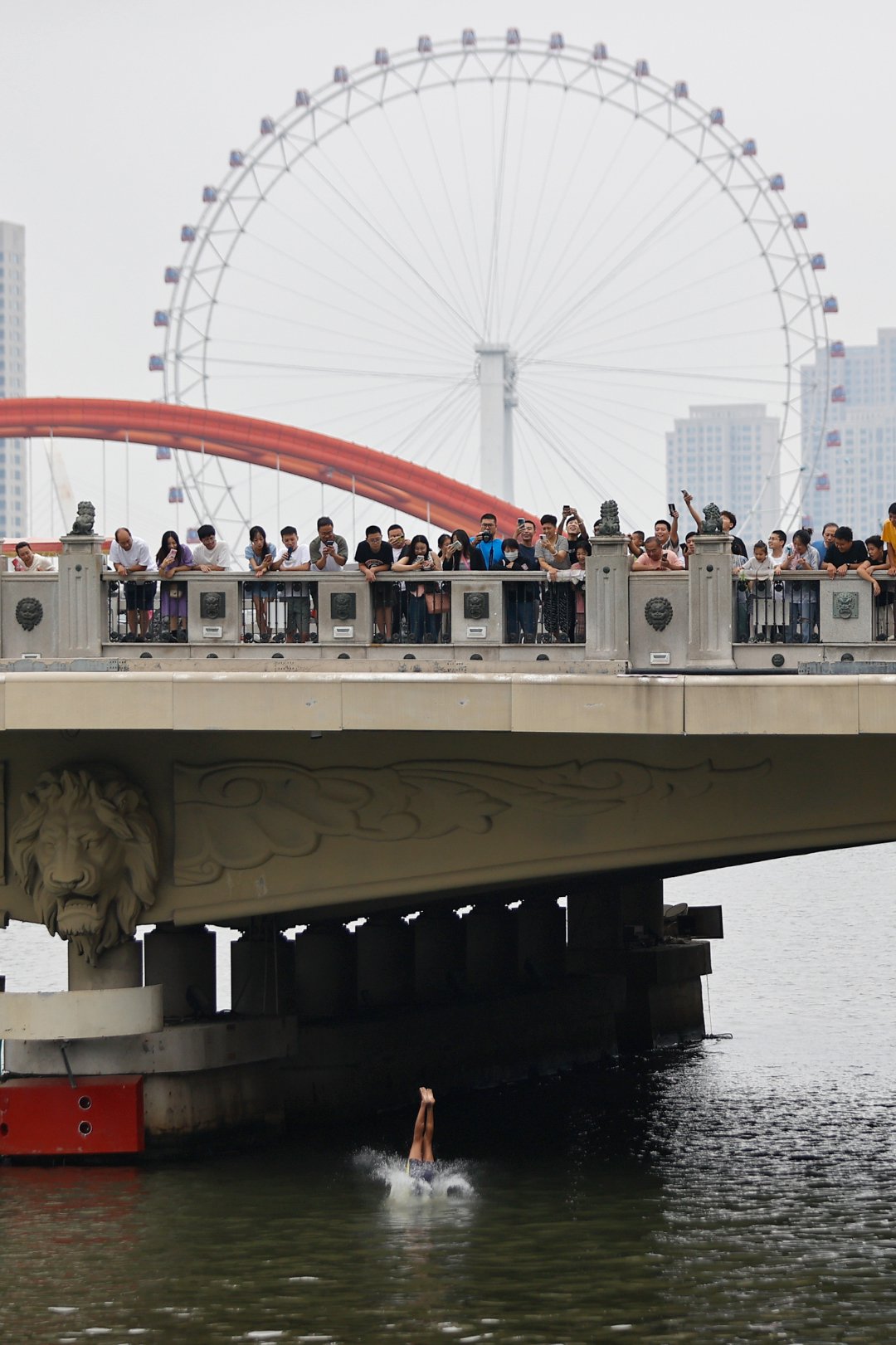 2023年8月27日,天津市狮子林桥,天津大爷在海河跳水,吸引不少民众前往