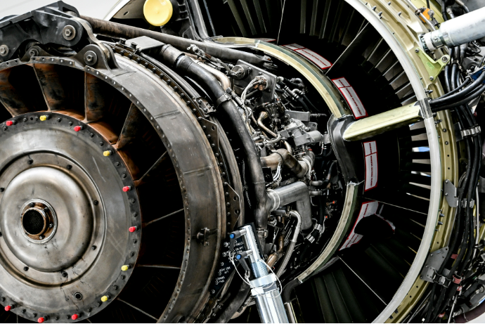 在某维修厂内的波音737ng单通道客机的cfm56-7b涡轮风扇发动机.