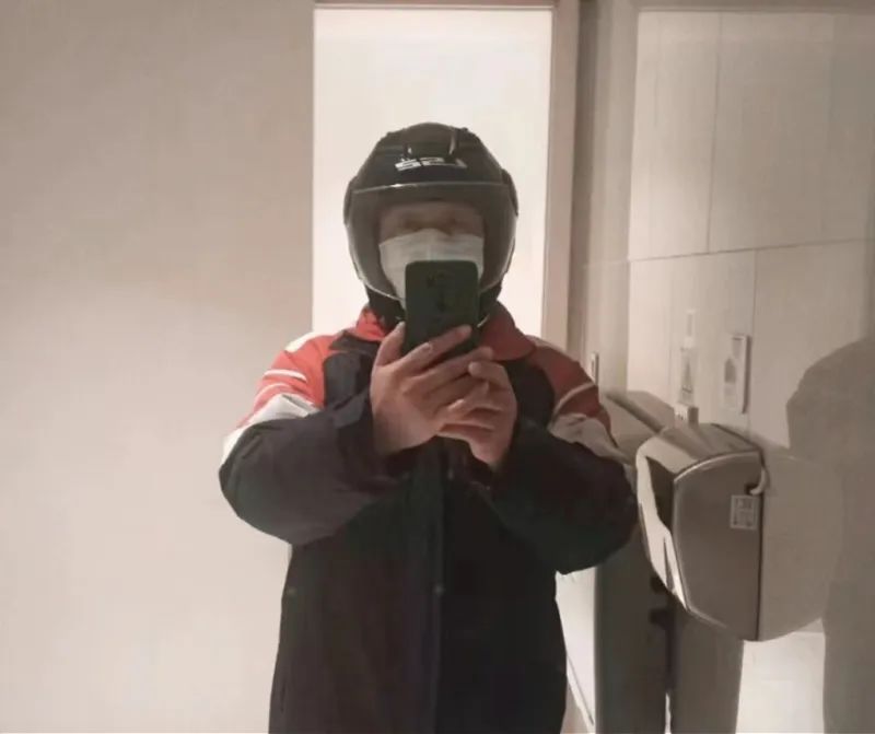 邢斌从事外卖配送工作时的自拍