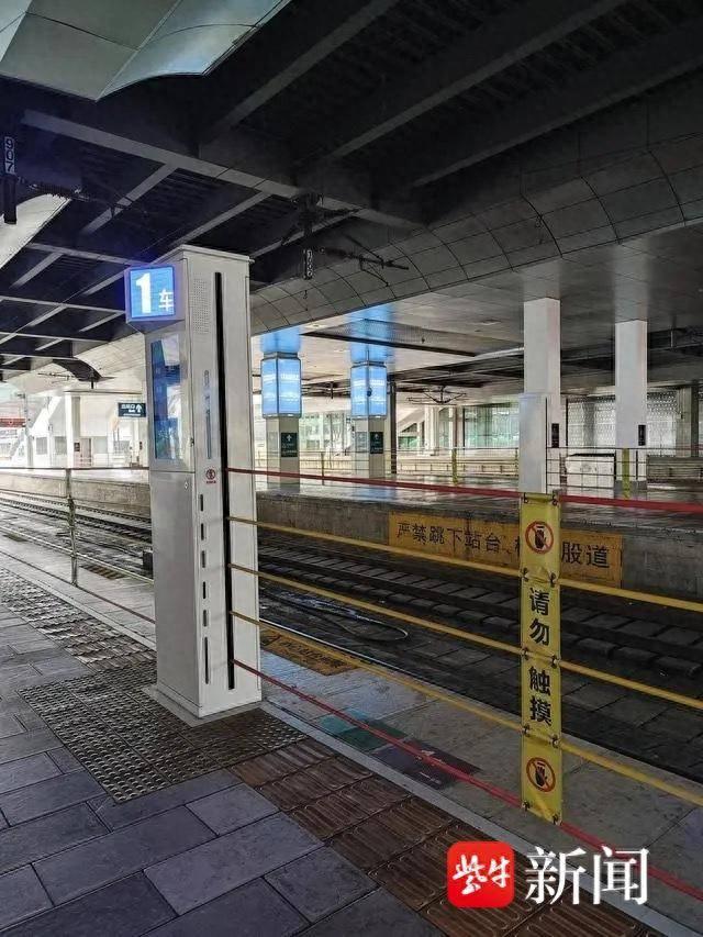 同样类型的"升降式"站台安全门在河南省郑州东站,安阳东站,兰考南站