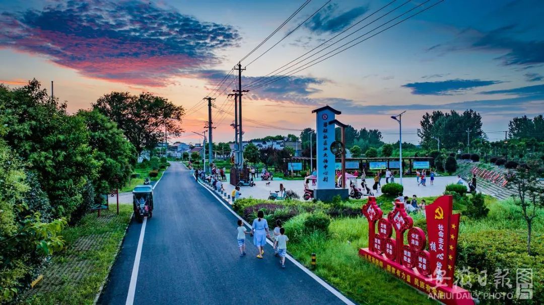 资料图:合肥市肥东县石塘镇浮槎社区江大伯村,村民晚饭后在综合文化