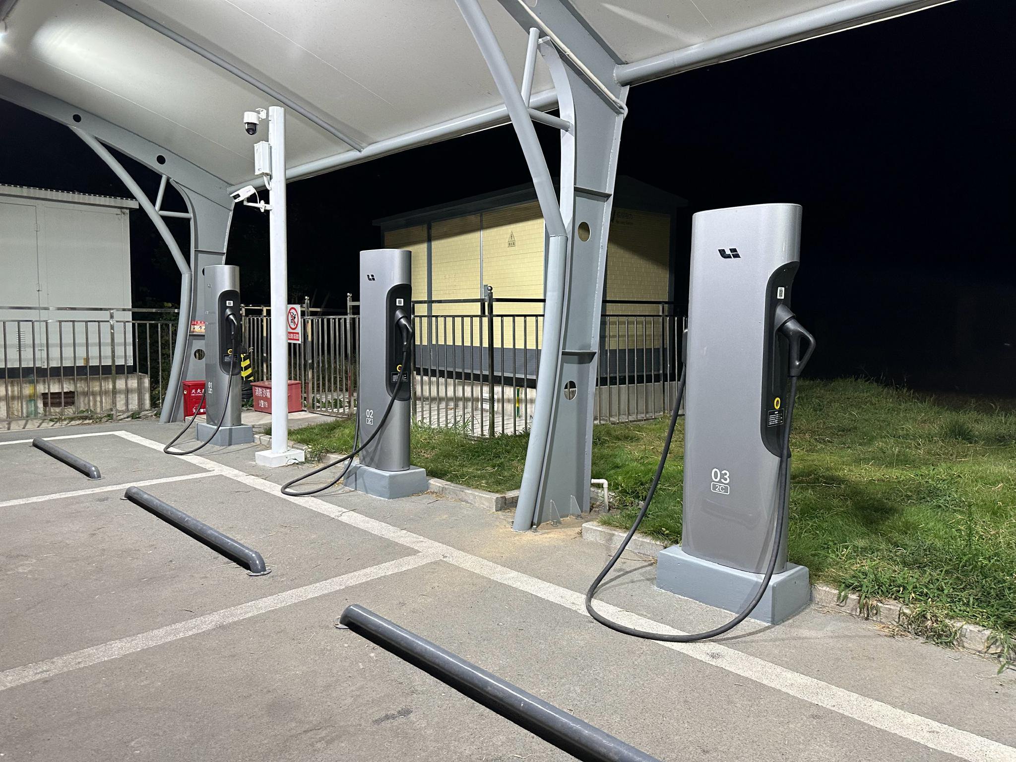 路过理想的5c充电站,这个估计是建的比较早……-新浪汽车