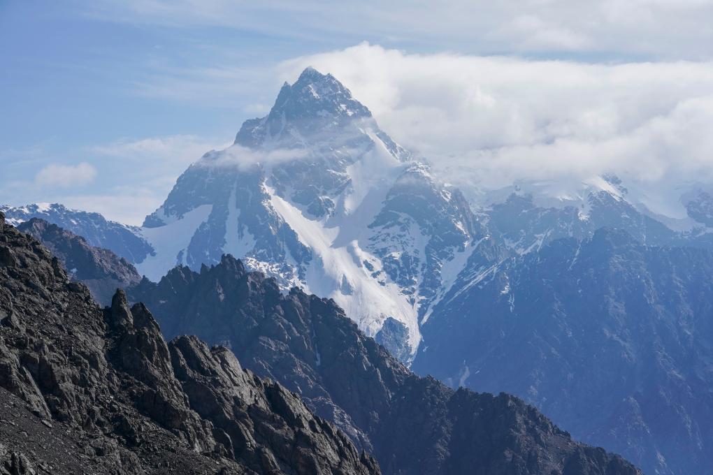 新疆乌鲁木齐市达坂城区白杨沟内拍摄的天山博格达峰(2018年7月29日摄