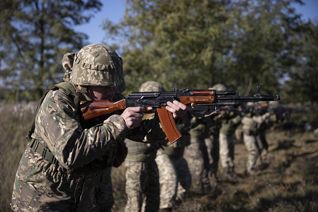 当地时间2022年10月15日,乌克兰基辅,参加乌克兰军队的志愿者接受军事