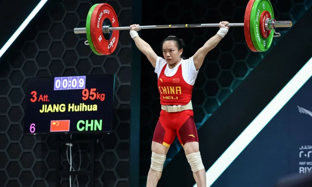 中国举重队主力尽出,有18位选手参赛,男女运动员各9位