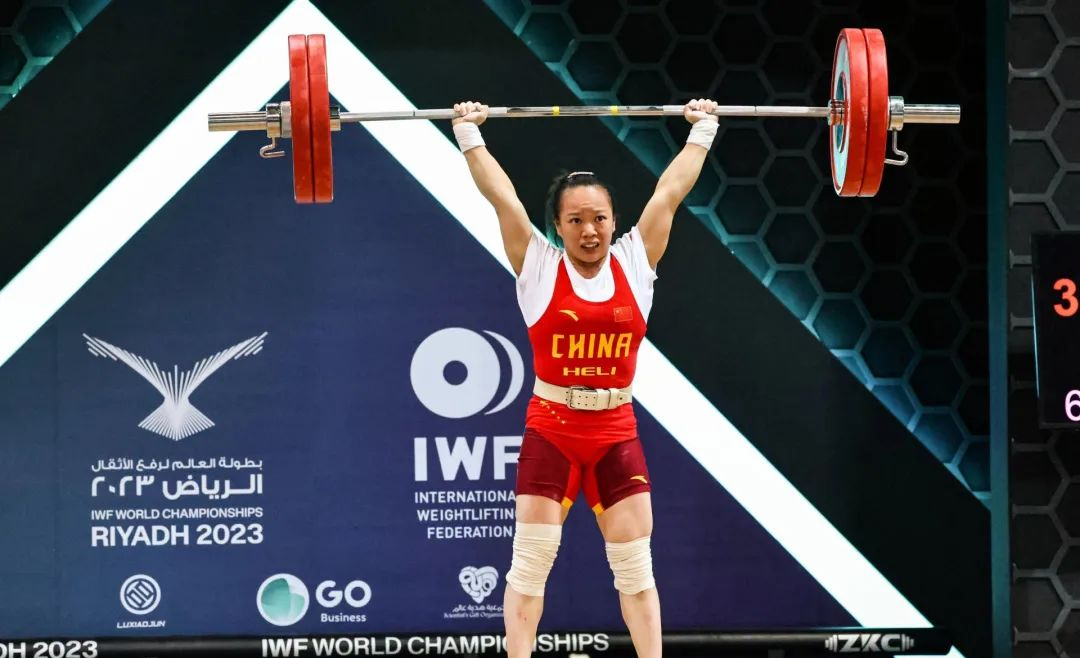 蒋惠花在比赛中成功举起杠铃.中国举重队供图