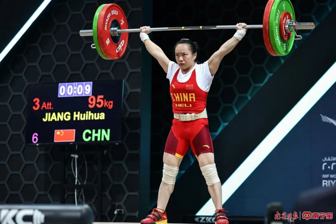 蒋惠花在抓举比赛中