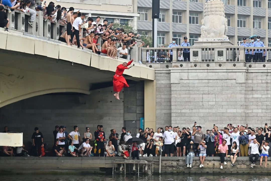 9月5日,天津,狮子林桥周围聚集大量市民游客,体验,观看跳水活动.