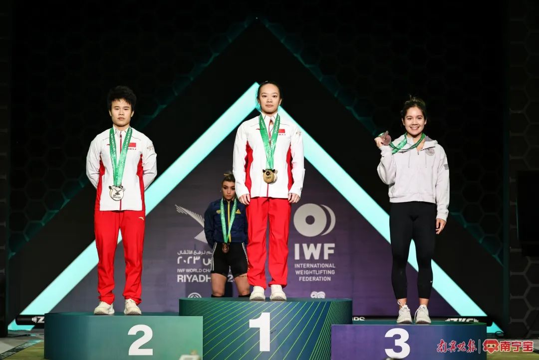 蒋惠花站在最高领奖台上