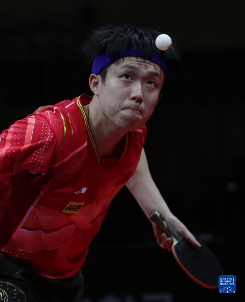 9月6日,中国队选手王楚钦在比赛中发球.