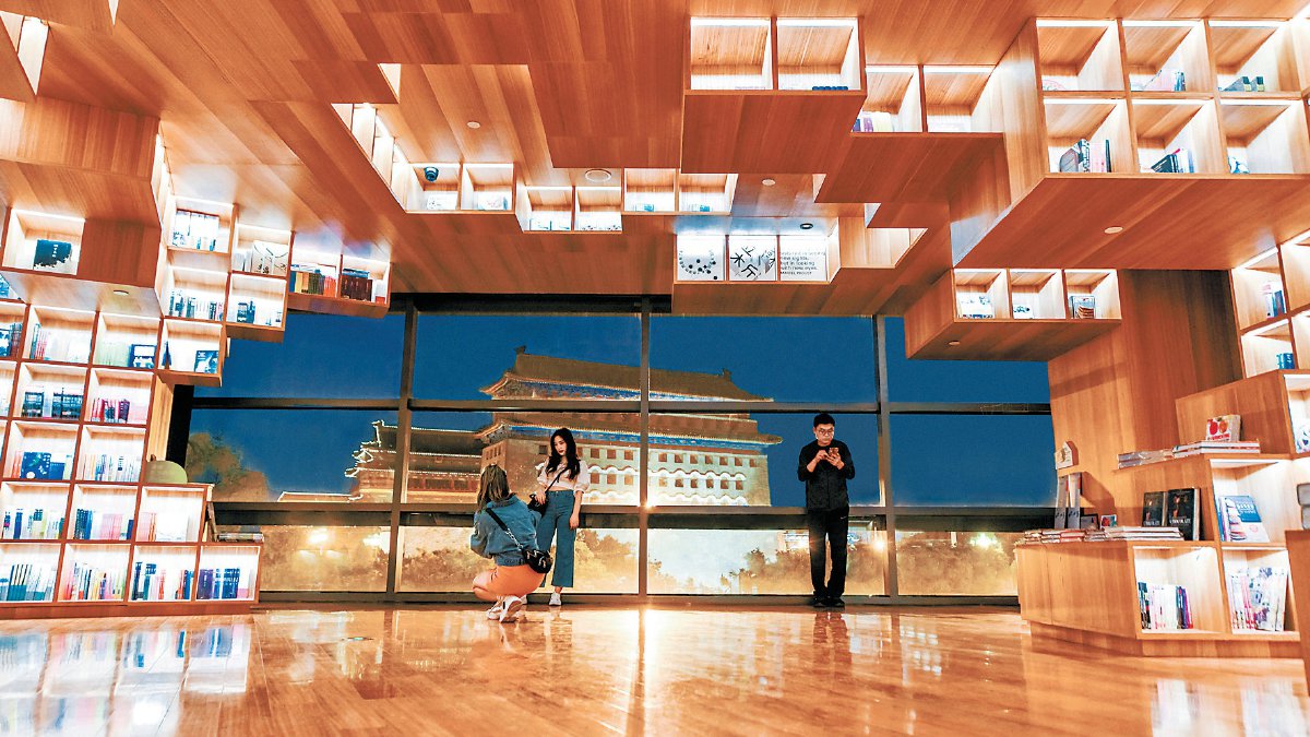 位于正阳门下的北京坊pageone书店前门店拥有大面积观景落地窗,窗外