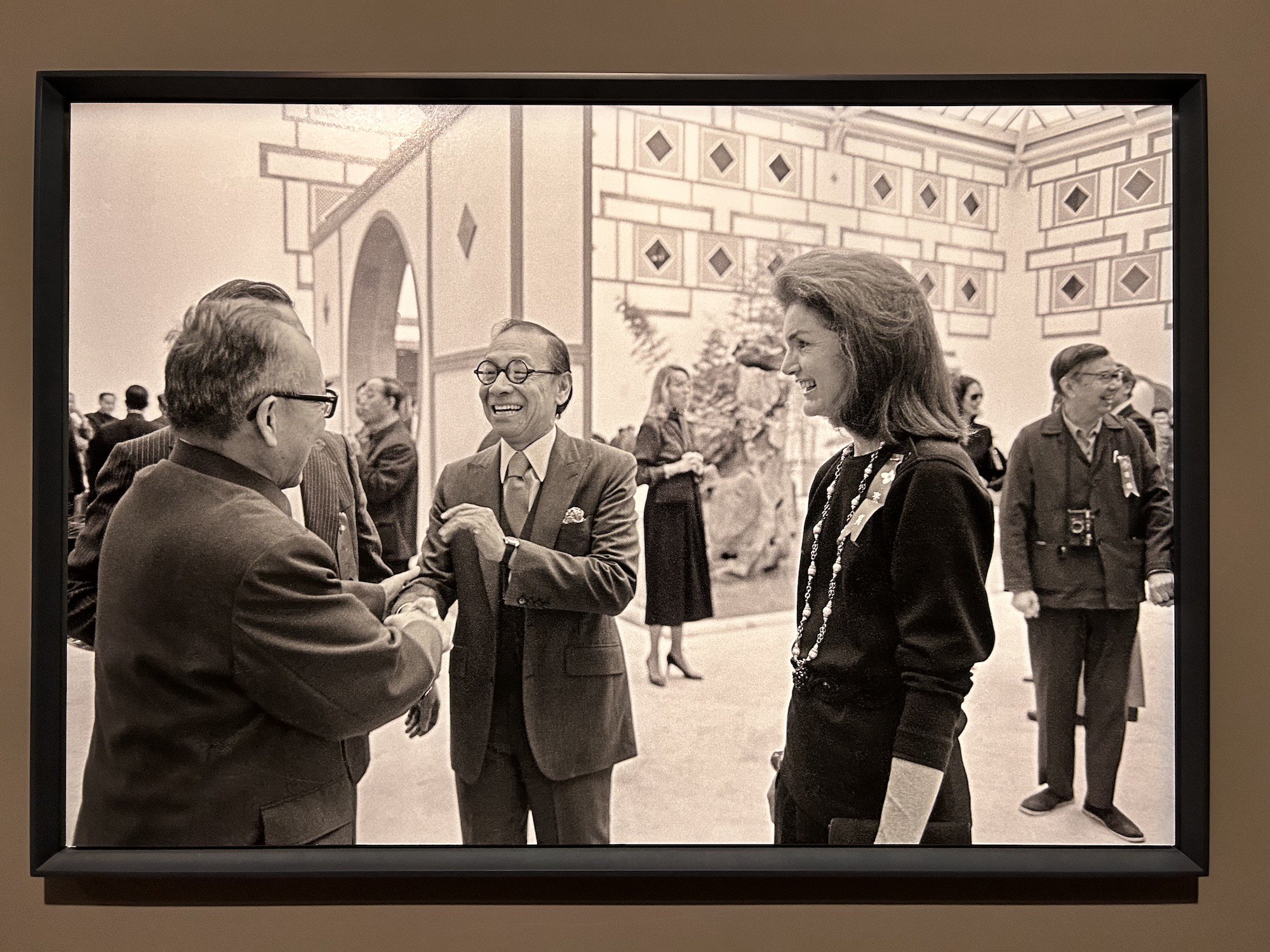 一夫人杰奎琳·肯尼迪与美籍华裔建筑师贝聿铭于香山饭店开业典礼上》